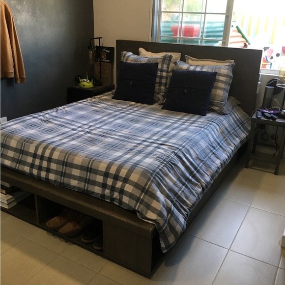 Queen size bed spread with pillowcases and two extra decorative pillows. - Picture 2 of 2